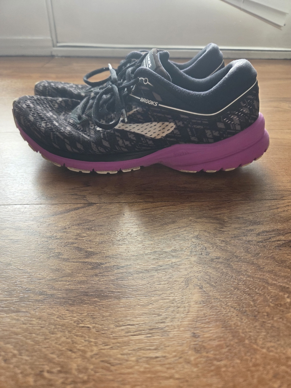 Brooks Launch 5 Women's Black Running Shoes with Purple Midsole